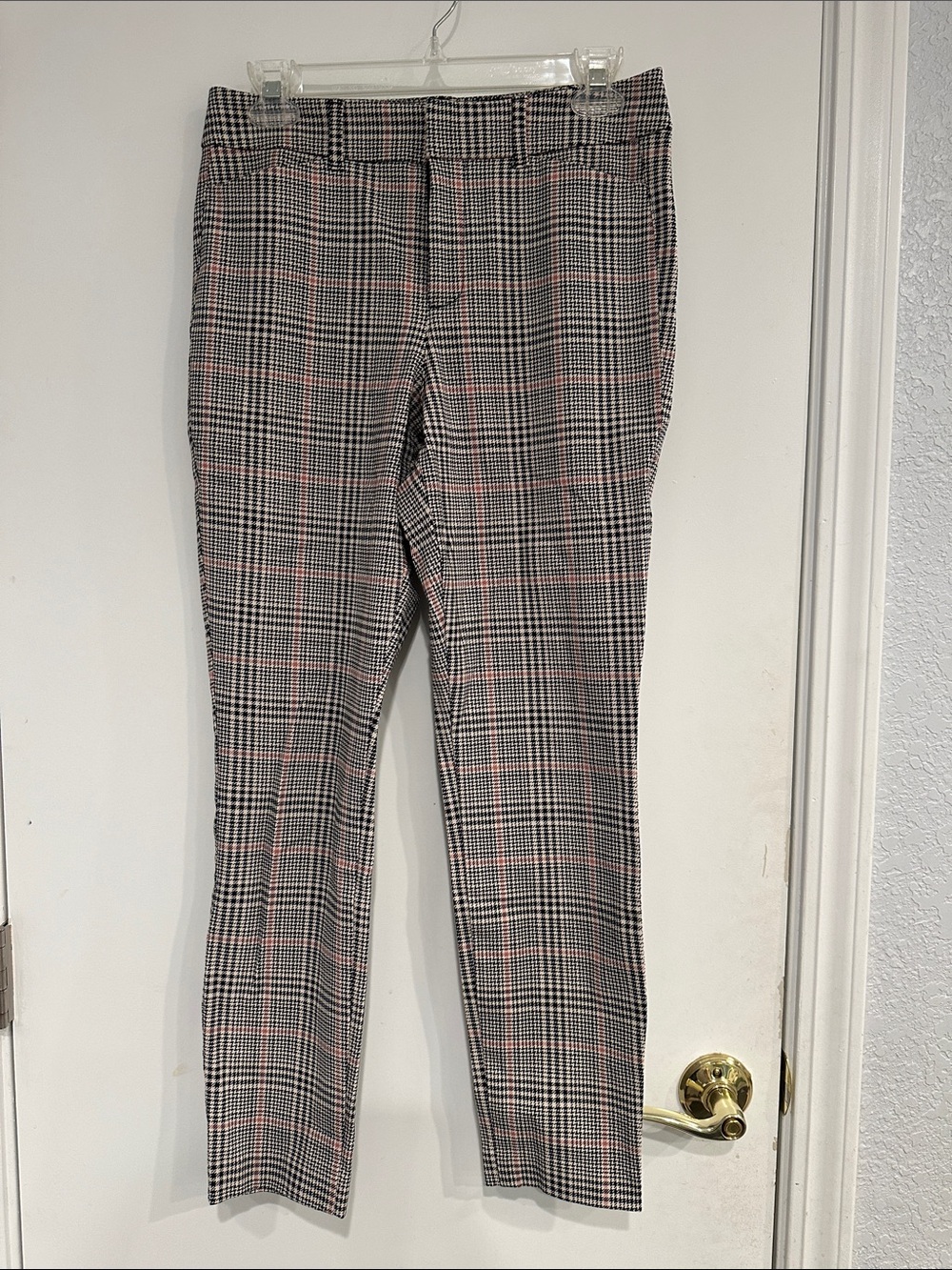 Old Navy Pixie Ankle pants in tan/black/rose herringbone plaid, size 4